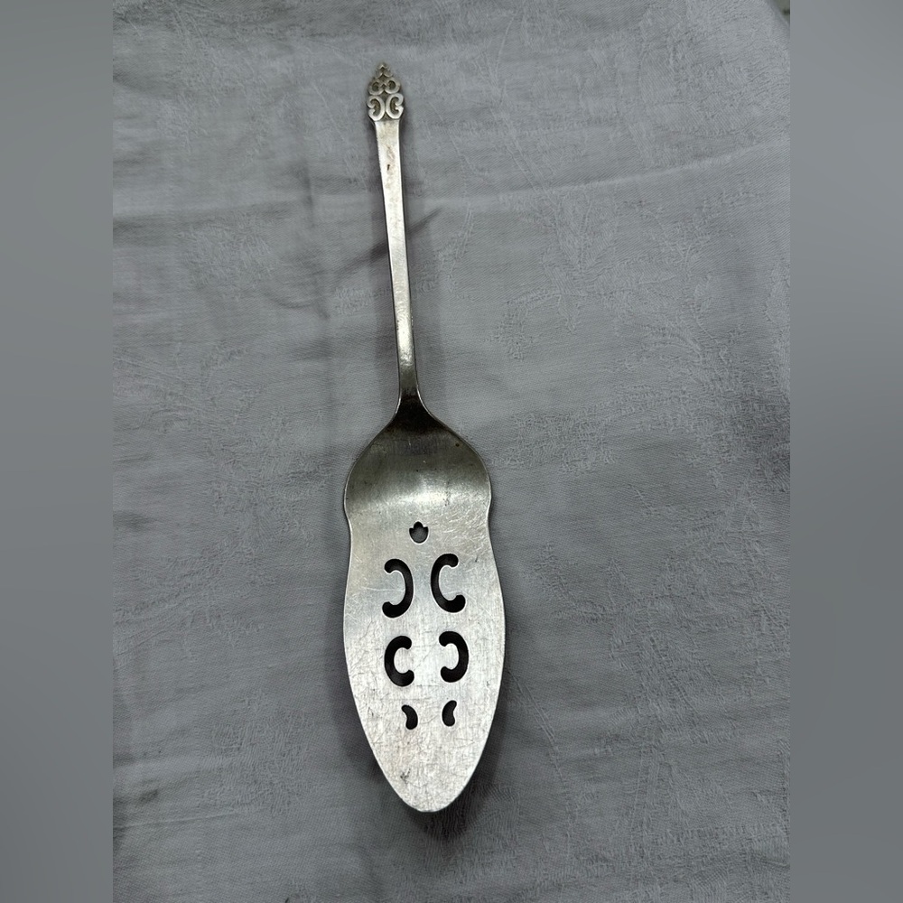 INTERNATIONAL DEEP SILVER  CAKE SERVER, PIERCED